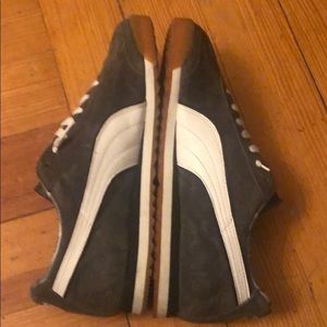 Like New!-Women’s Roma Pumas